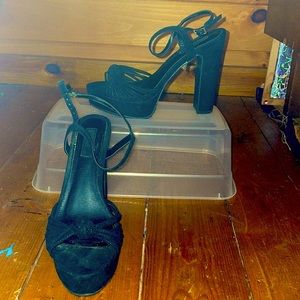 Nodded front black heels